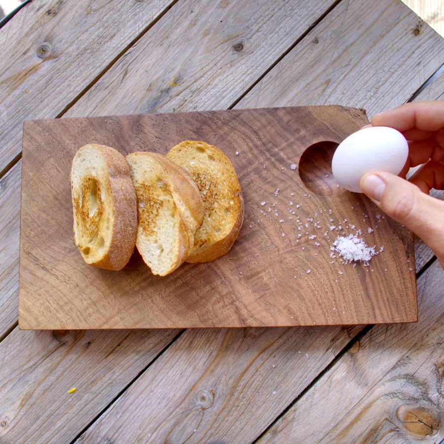 frühstücksbrett mit eierbecher aus walnussholz handgefertigt mit brot ei und salz