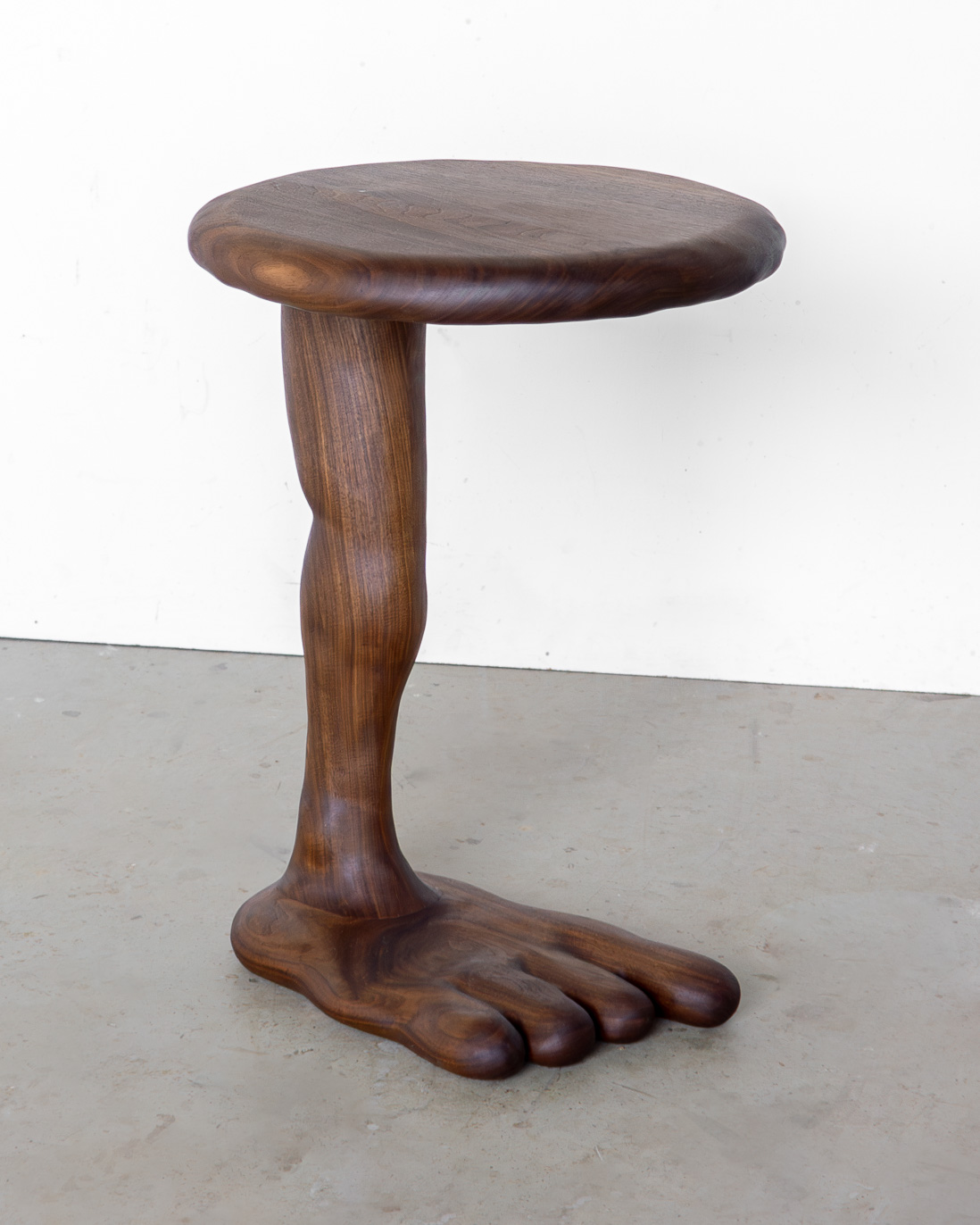 sculptural side table walnut knysch