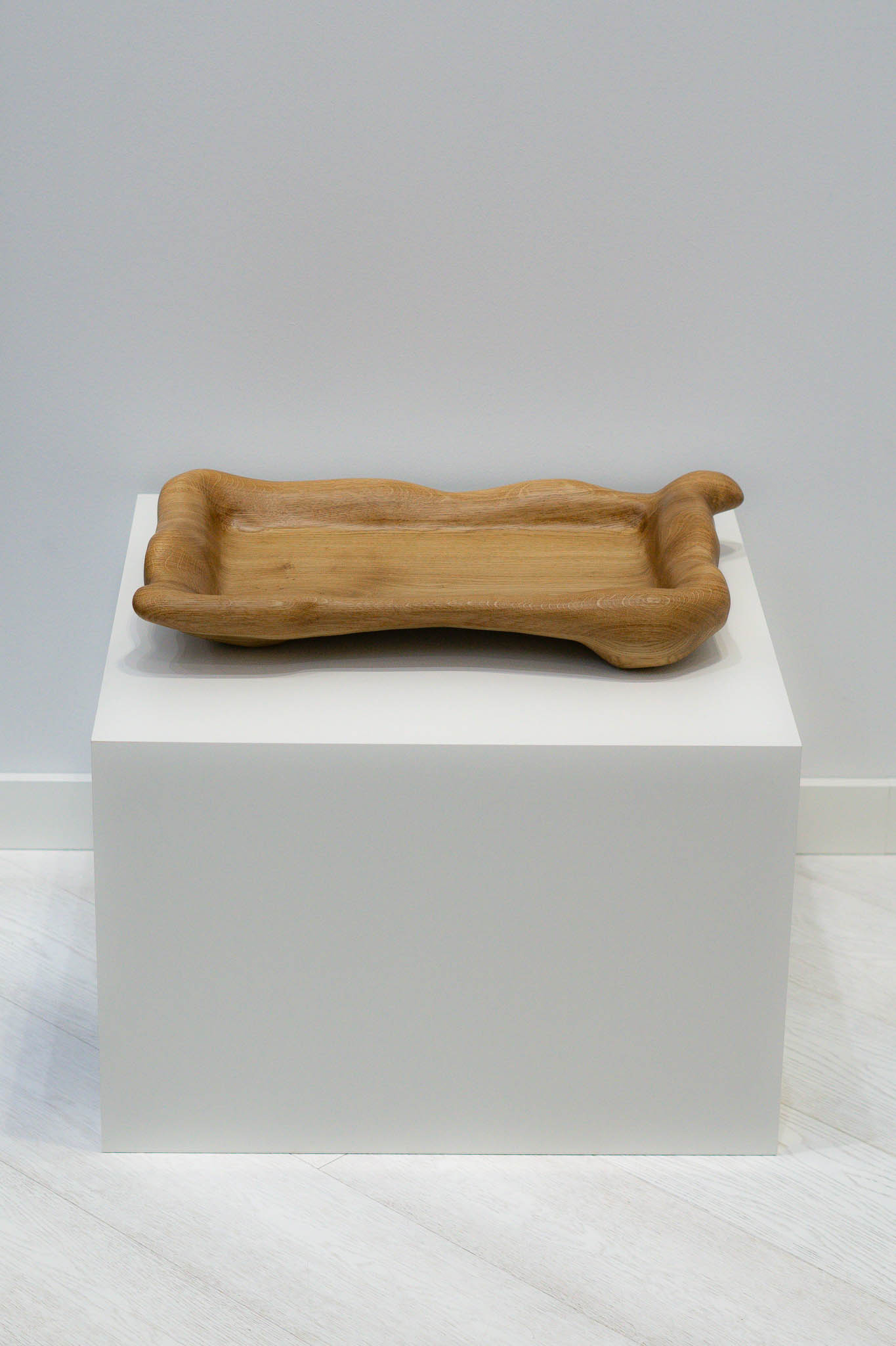 We present to you the sculptural serving tray made from beautiful oak wood