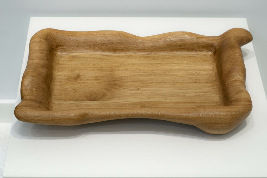 We present to you the sculptural serving tray made from beautiful oak wood