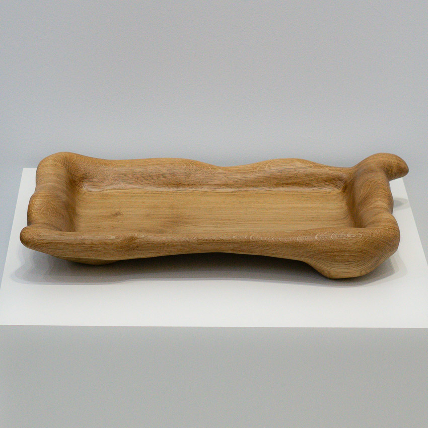 We present to you the sculptural serving tray made from beautiful oak wood