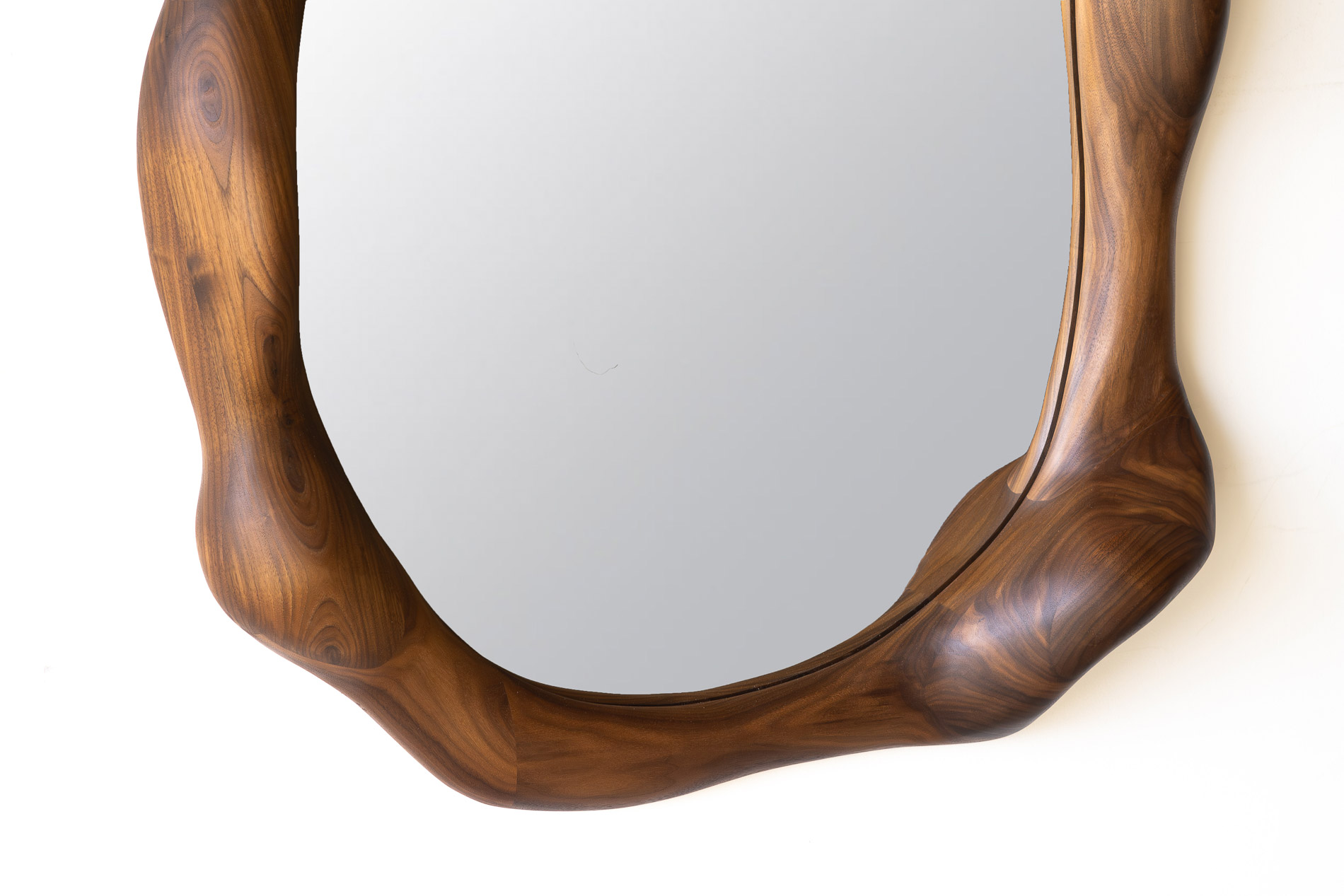 Sculpted mirror in walnut wood