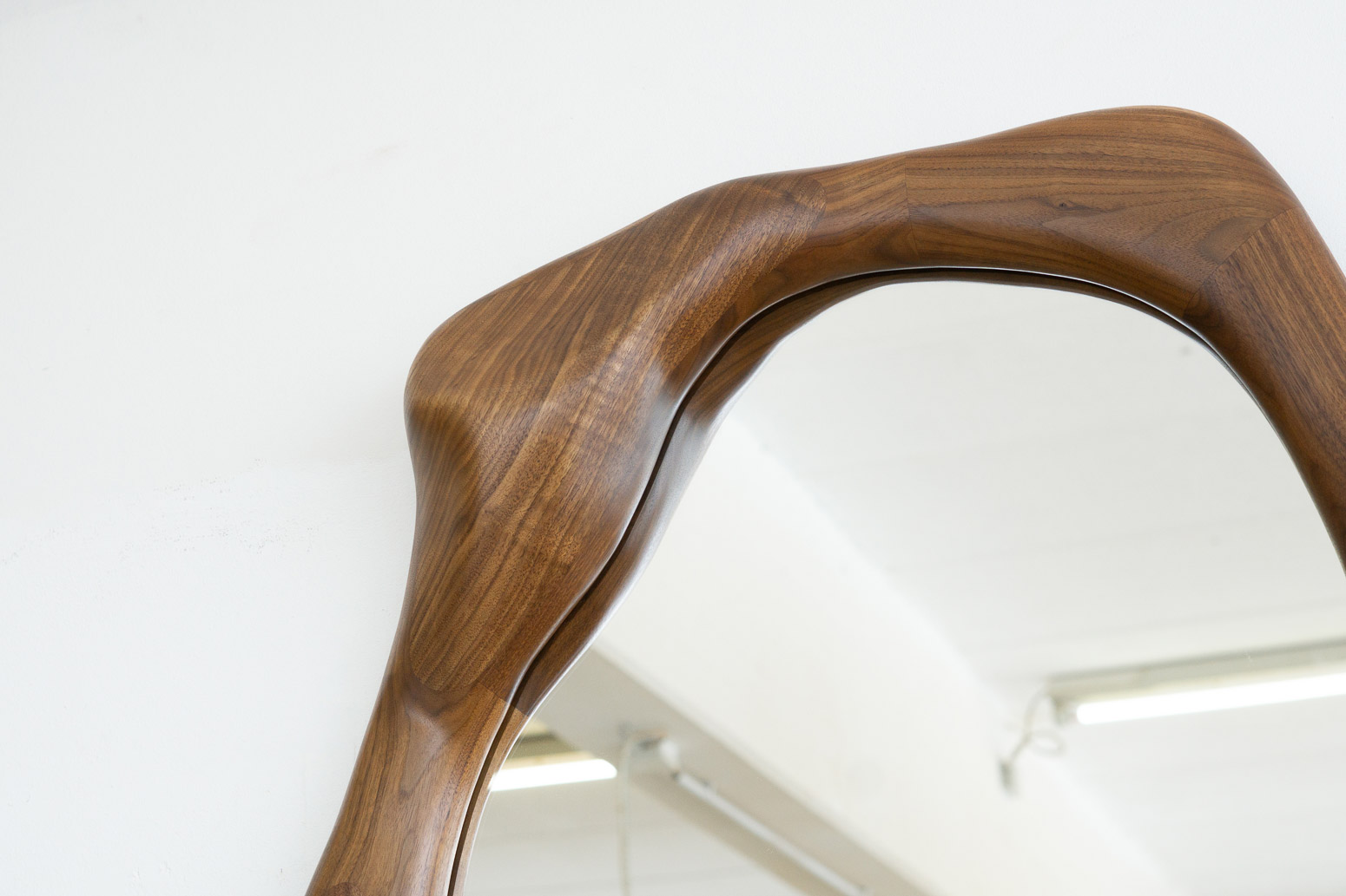 sculptural-mirror-walnut-knysch