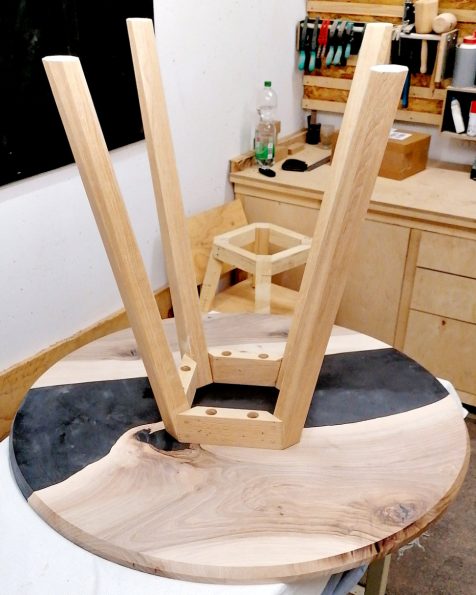 Umgedrehter tisch mit vierbeinigem gestell aus Holz